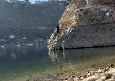 Dağcı Soğuk Havaya Aldırış Etmeden Baraj Gölüne Atladı