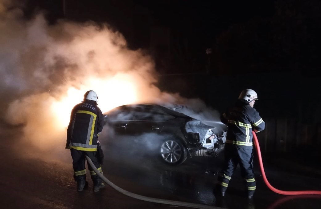 Defnede Otomobil Yangınını İtfaiye Söndürdü