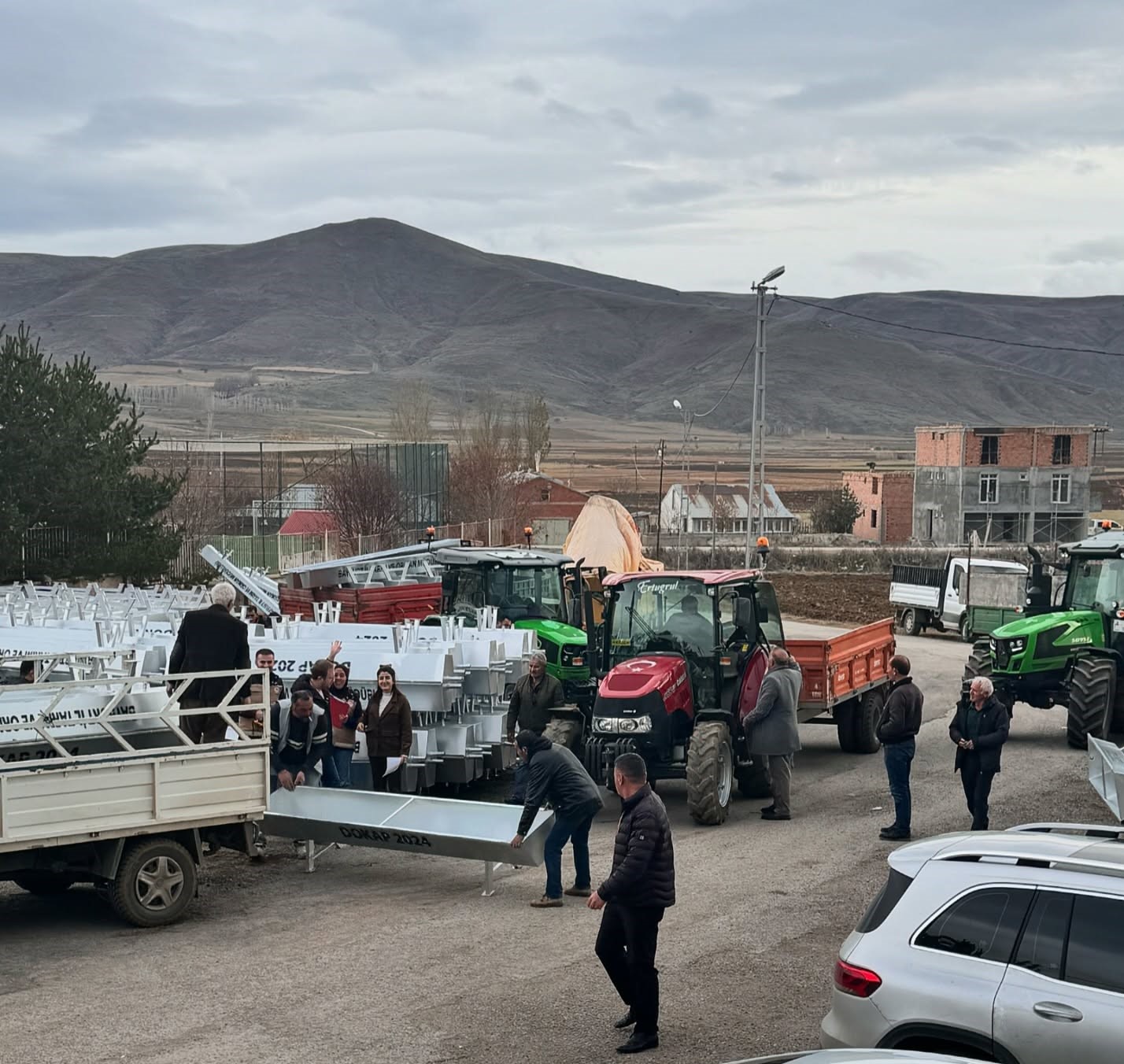 Demirözünde Çiftçiye Dağıtılan 200 Sıvatla Birlikte Bayburtta Toplam Bin 550 Sıvat Dağıtımı Gerçekleşti