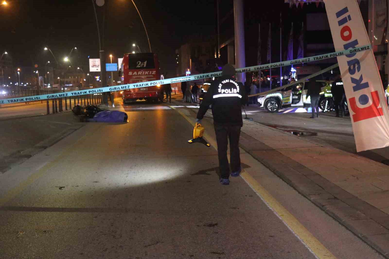 Dengesini Kaybeden Genç Motosiklet Sürücüsü Otobüsün Altında Kalarak Can Verdi