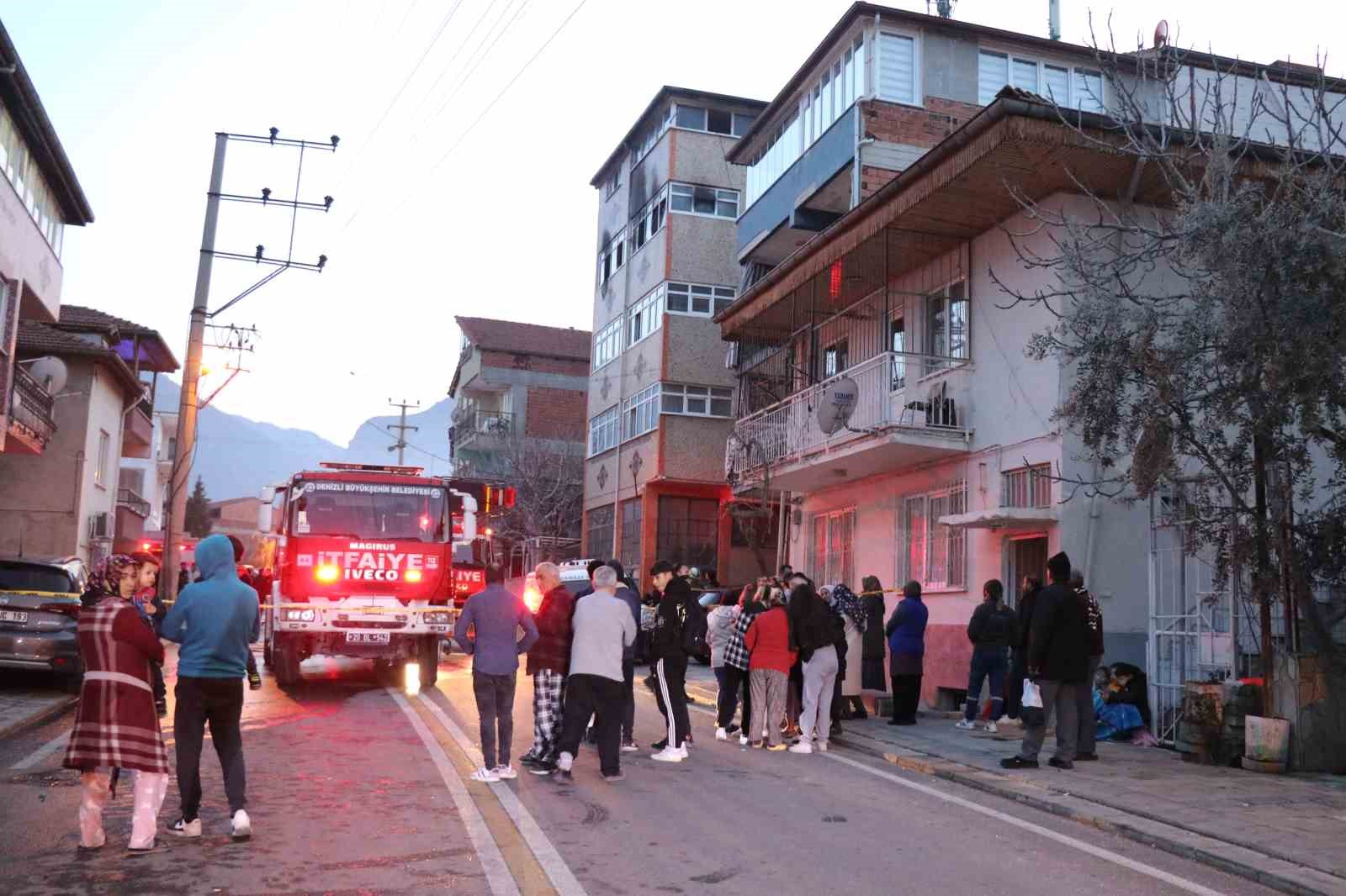 Denizlide Sobadan Çıkan Yangında Çocuğunu 4. Kattan Bırakarak Kurtaran Anne Hayatını Kaybetti