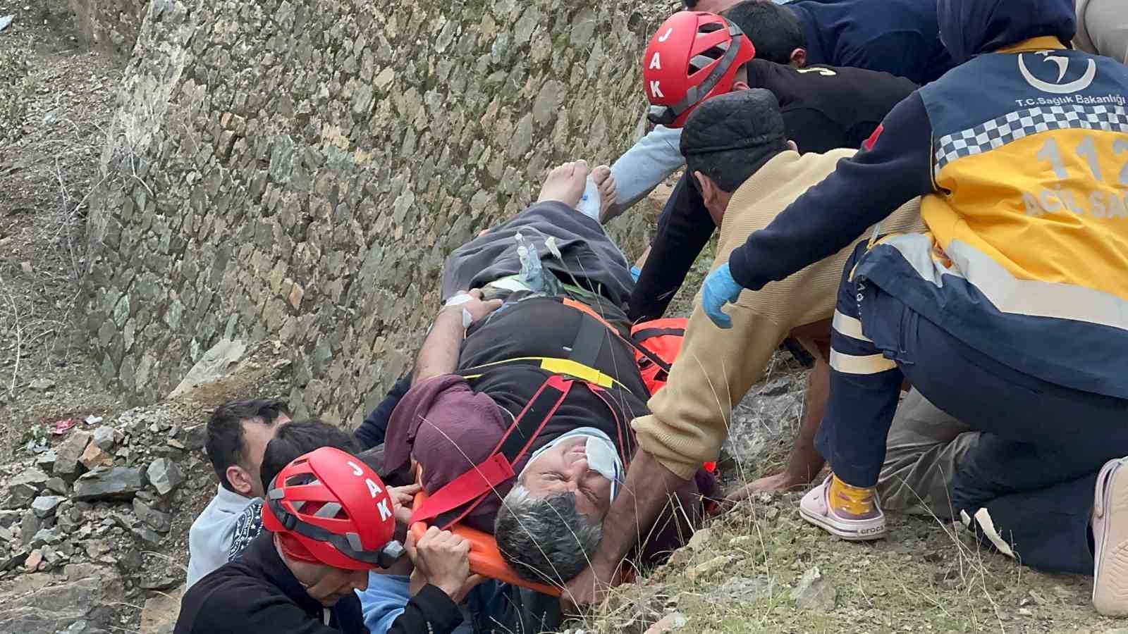 Dereye Uçan Motosiklet Sürücüsünü Jak Kurtardı