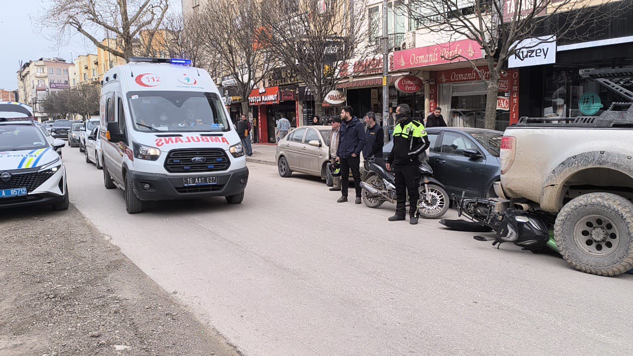 Devrilen Motosiklet Aracın Altına Girdi: 1 Yaralı