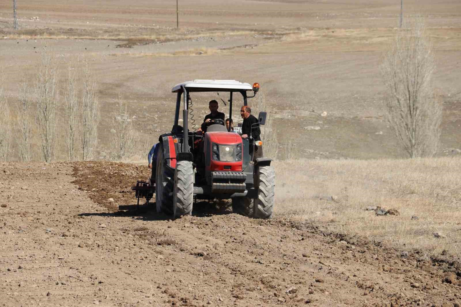 Diyadinde Tarla Sürme Çalışmaları Başladı.