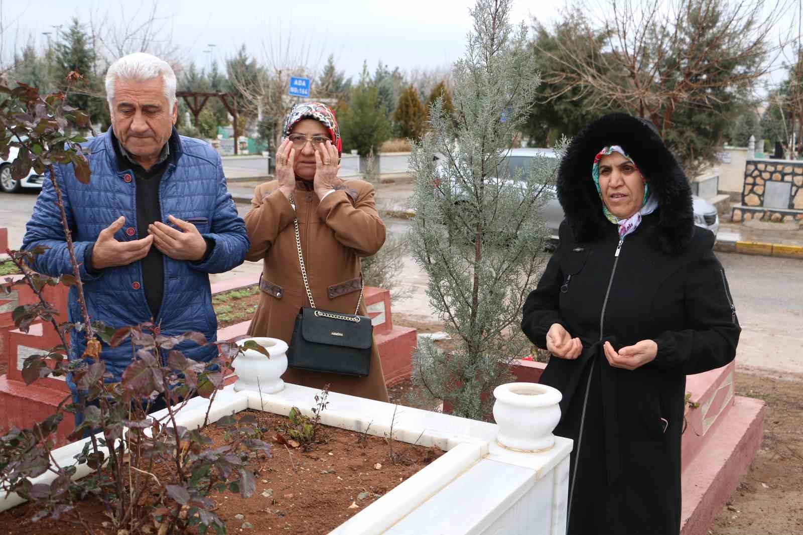 Diyarbakırda Depremde Hayatını Kaybedenler Kabirleri Başında Anıldı