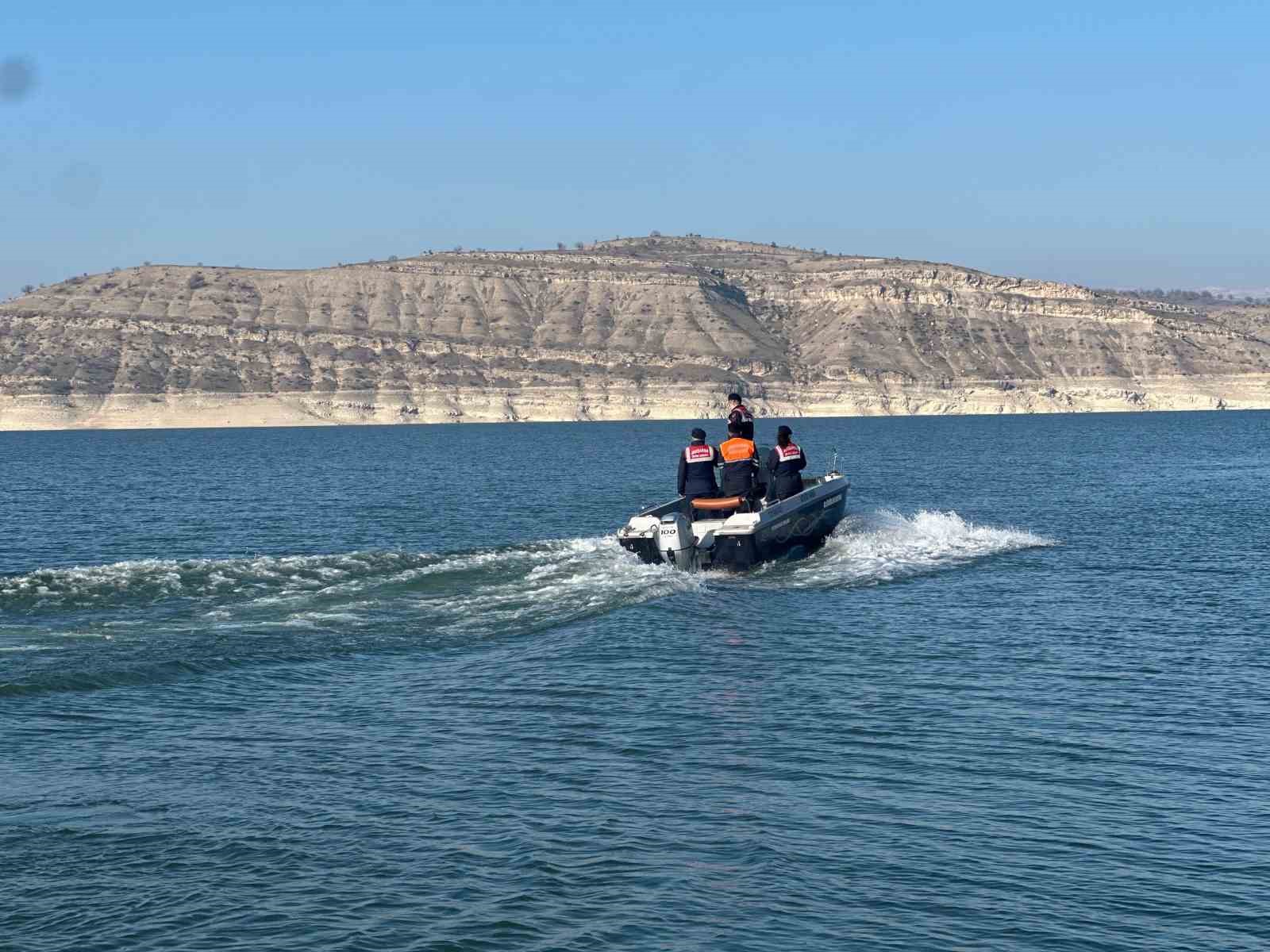 Diyarbakırda Kaçak Ağlarla Avlanılan Sazan Balıkları Ele Geçirildi