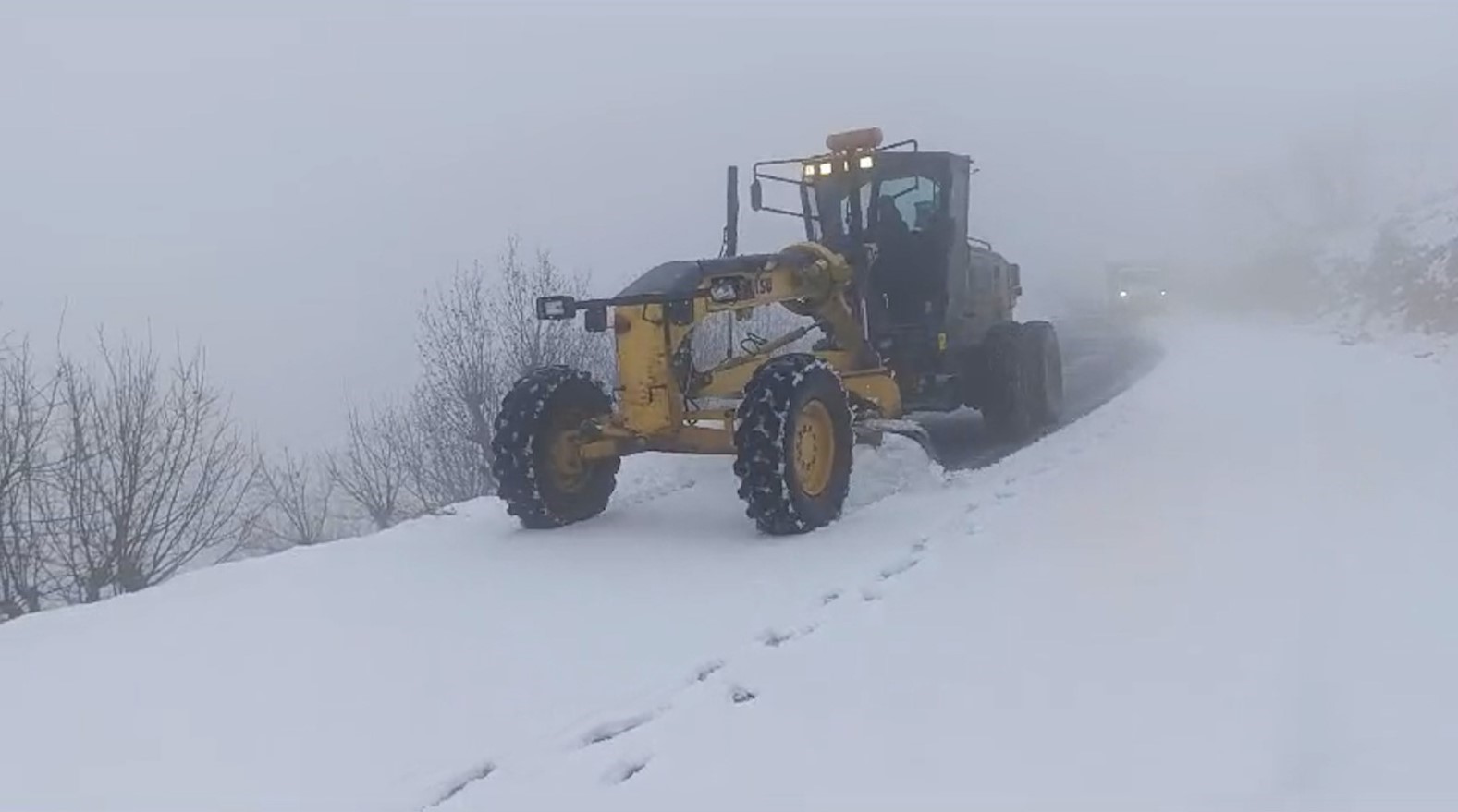 Diyarbakırda Kar Yağışı Nedeniyle Kapanan 105 Kilometrelik Yol Ulaşıma Açıldı