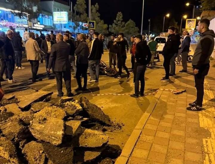 Diyarbakırda Motosiklet Çukura Düştü: 2 Yaralı