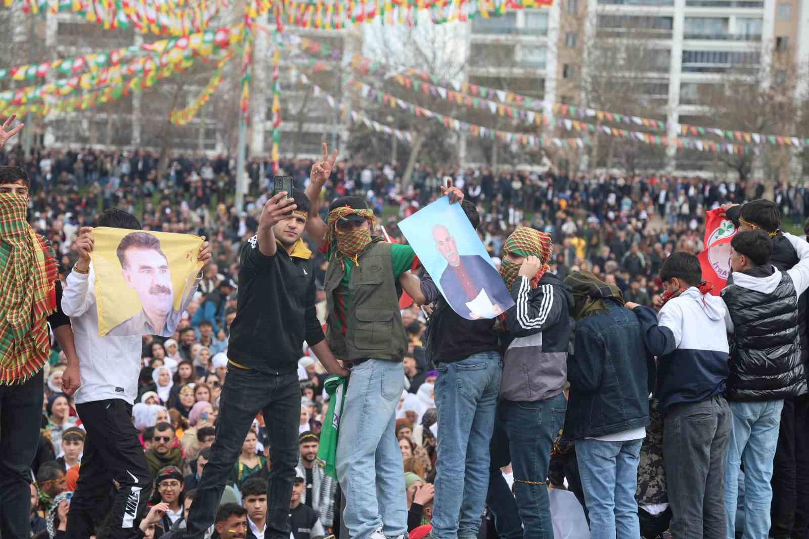 Diyarbakırda Yasaklı Flama Taşıyan Ve Kıyafet Giyen 80 Kişi Gözaltına Alındı