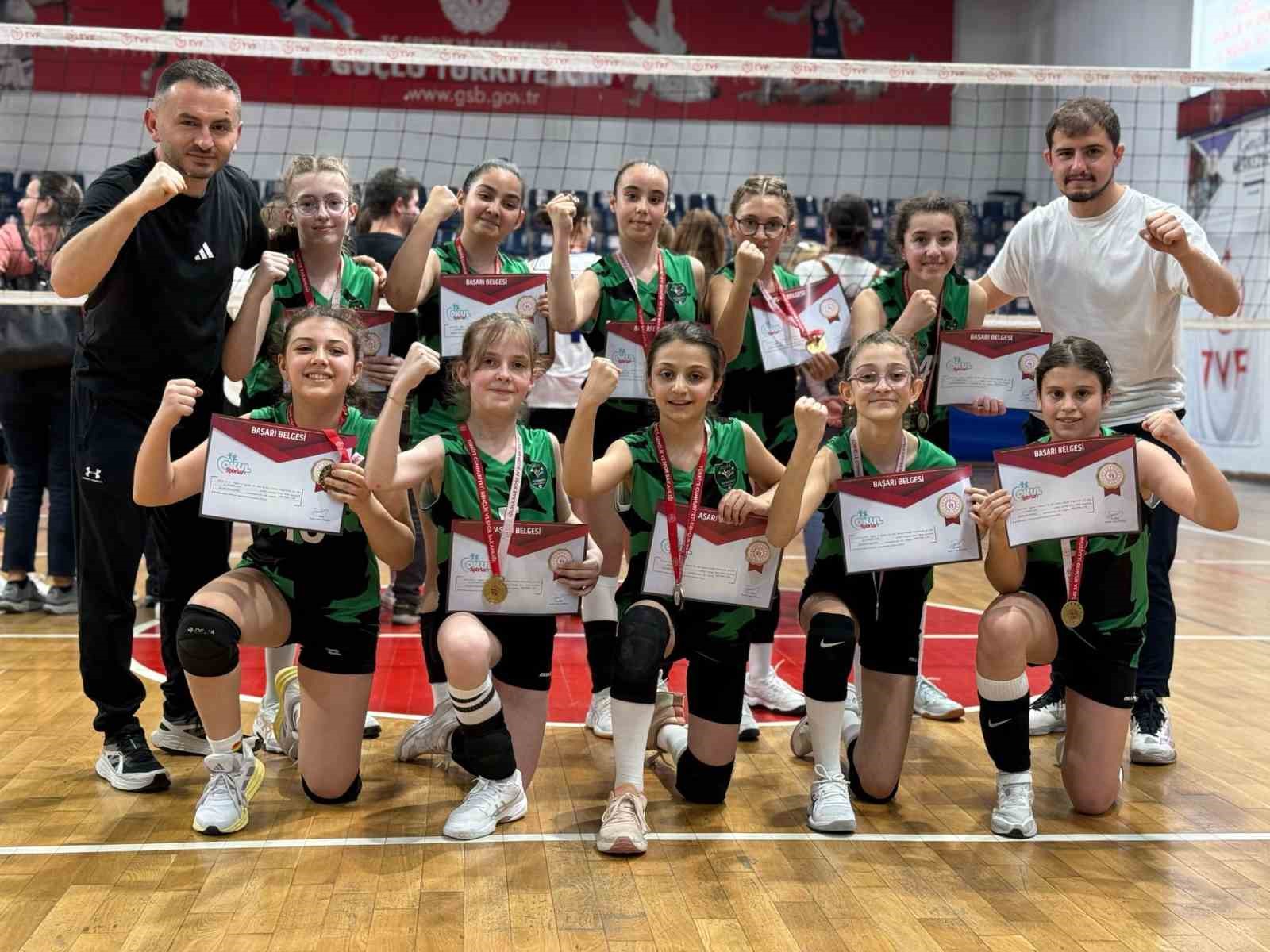 Düzcede Kız Voleybol Çanakkale Yolunda