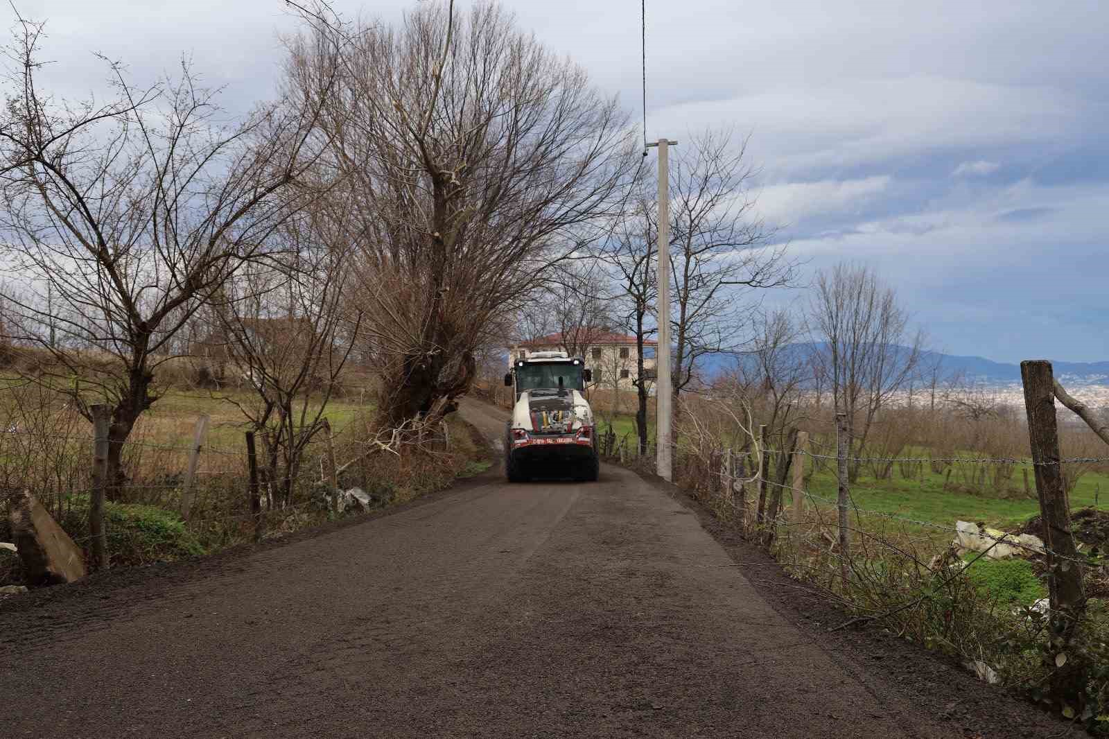 Düzcede Köy Yollarına Bakım Sürüyor