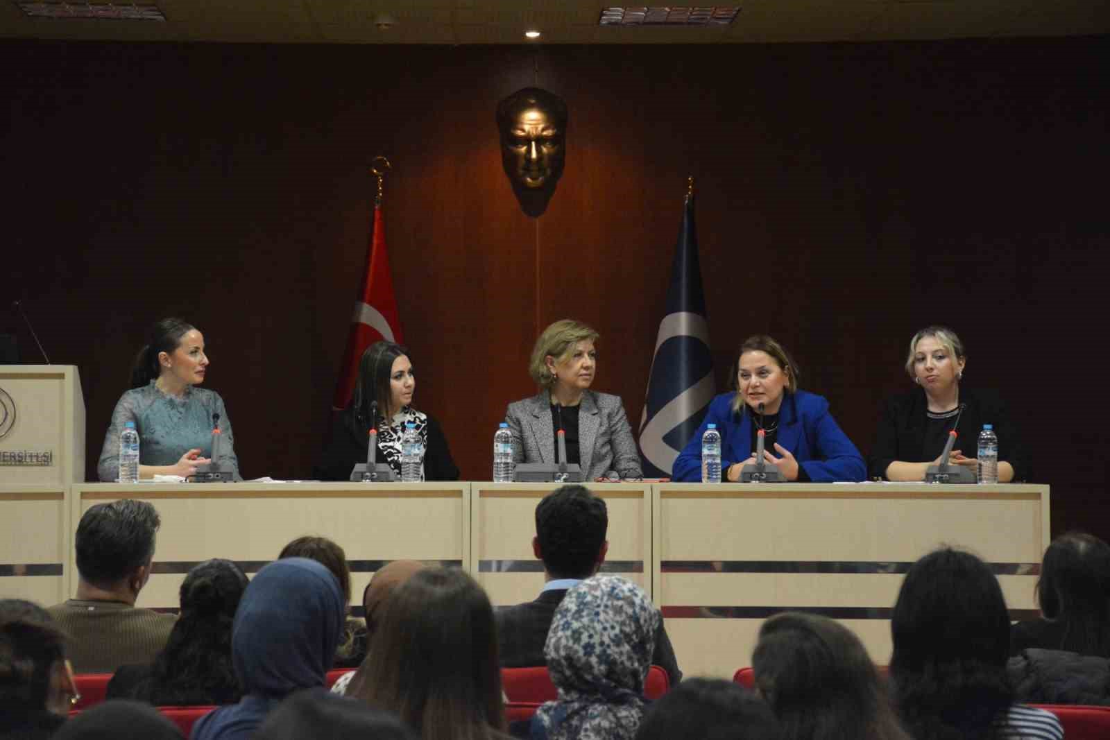 Eczane Hizmetleri Programı Öğrencilerinin Sektör Buluşmaları Paneli Düzenlendi