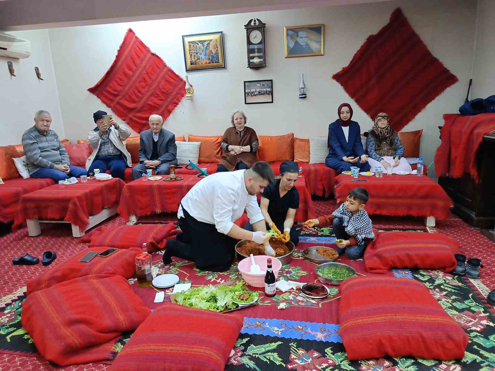 Edirnede Huzurevi Sakinlerine Sıra Gecesi: Renkli Görüntüler Ortaya Çıktı