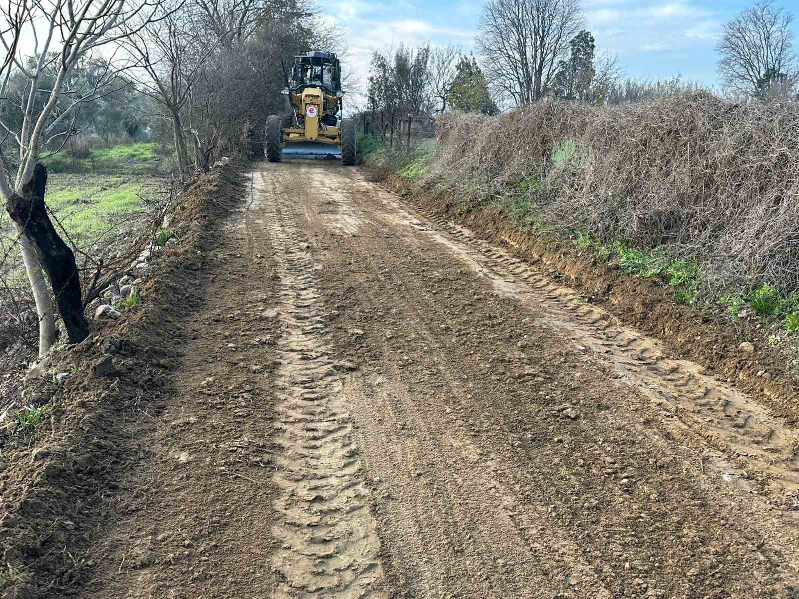 Efelerde Tarım Arazilerinin Yolları Düzenleniyor