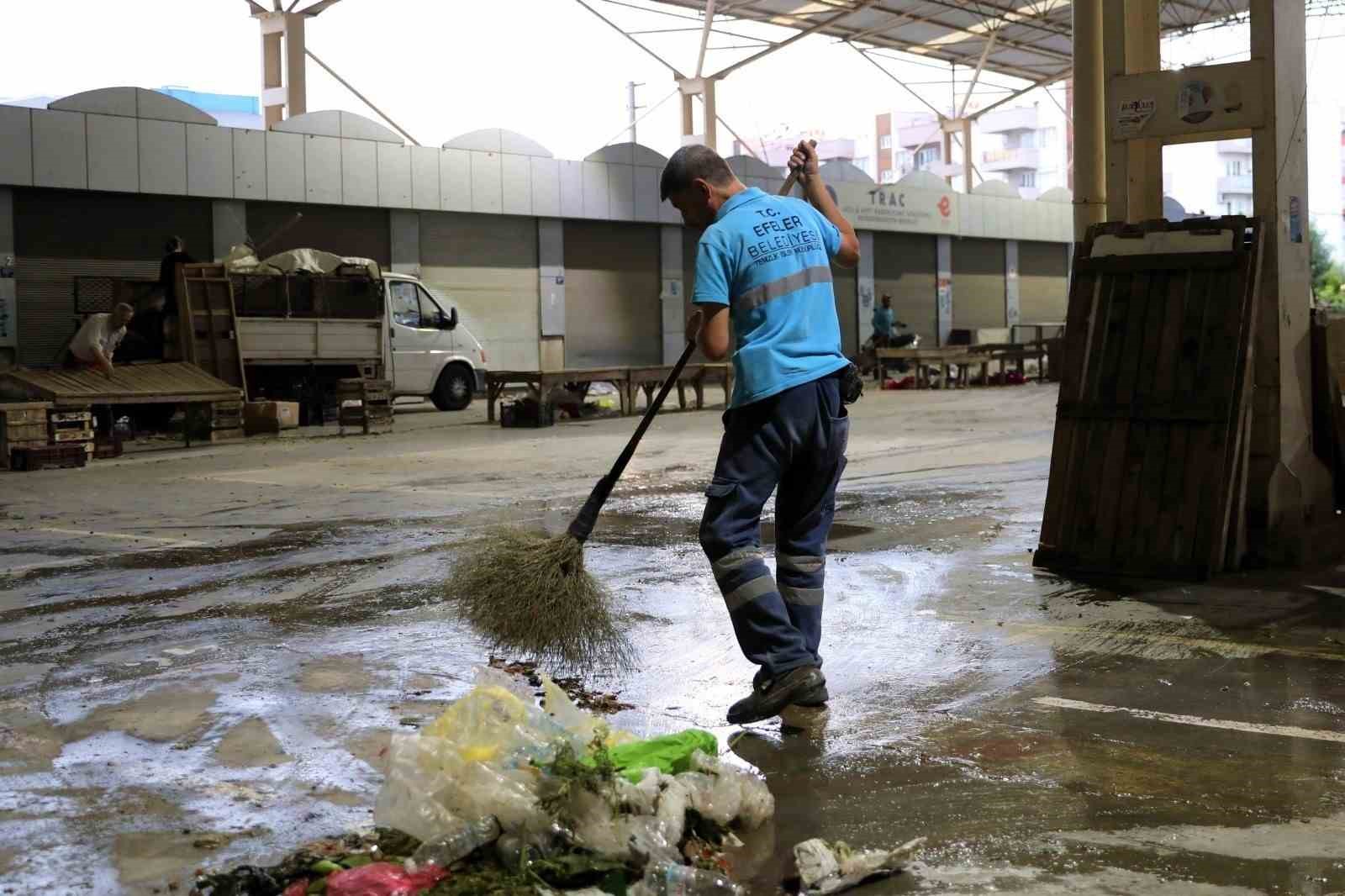 Efelerde Temizlik Çalışmaları Sürüyor