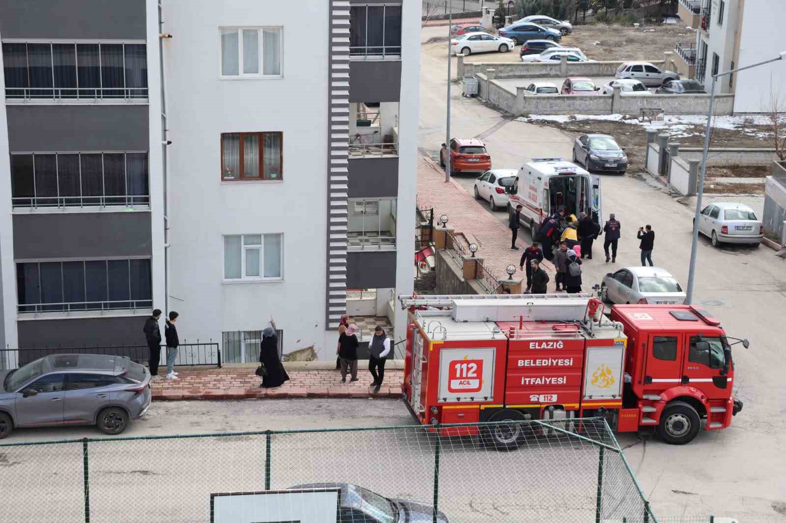 Elazığda Otomobil Apartman Boşluna Uçtu: 1 Yaralı