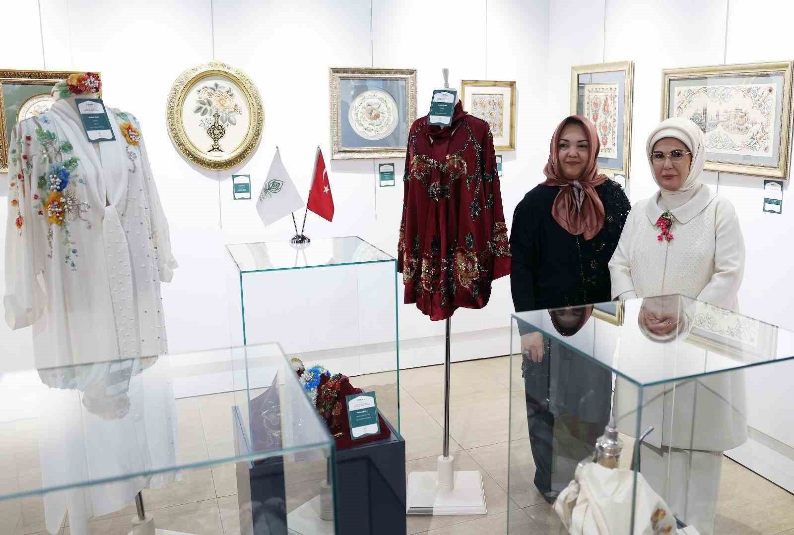 Emine Erdoğan, Çınar Uluslararası Kültür Ve Sanat Derneğinin Karma Sergisinin Açılışını Yaptı