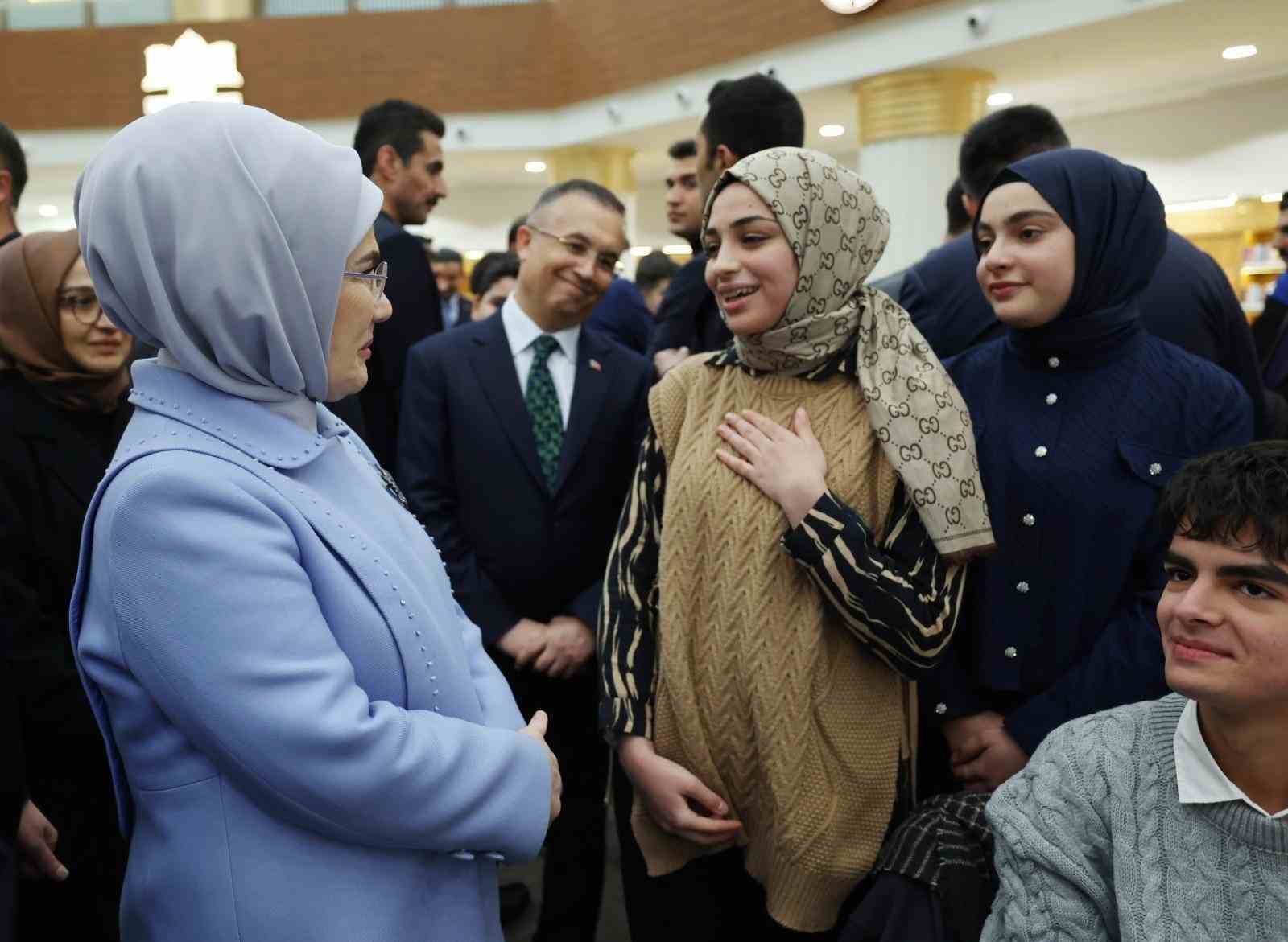 Emine Erdoğan, Gaziantepte Şahinbey Millet Kütüphanesini Ziyaret Etti