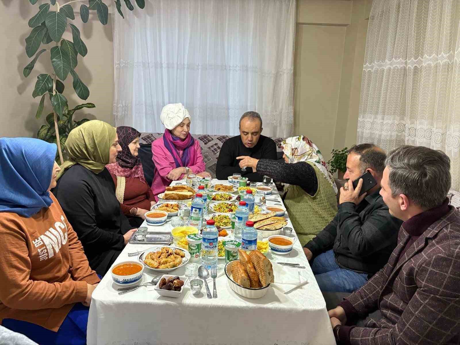 Emniyet Müdürü Yaşlı Teyzenin İftar Sofrasına Konuk Oldu