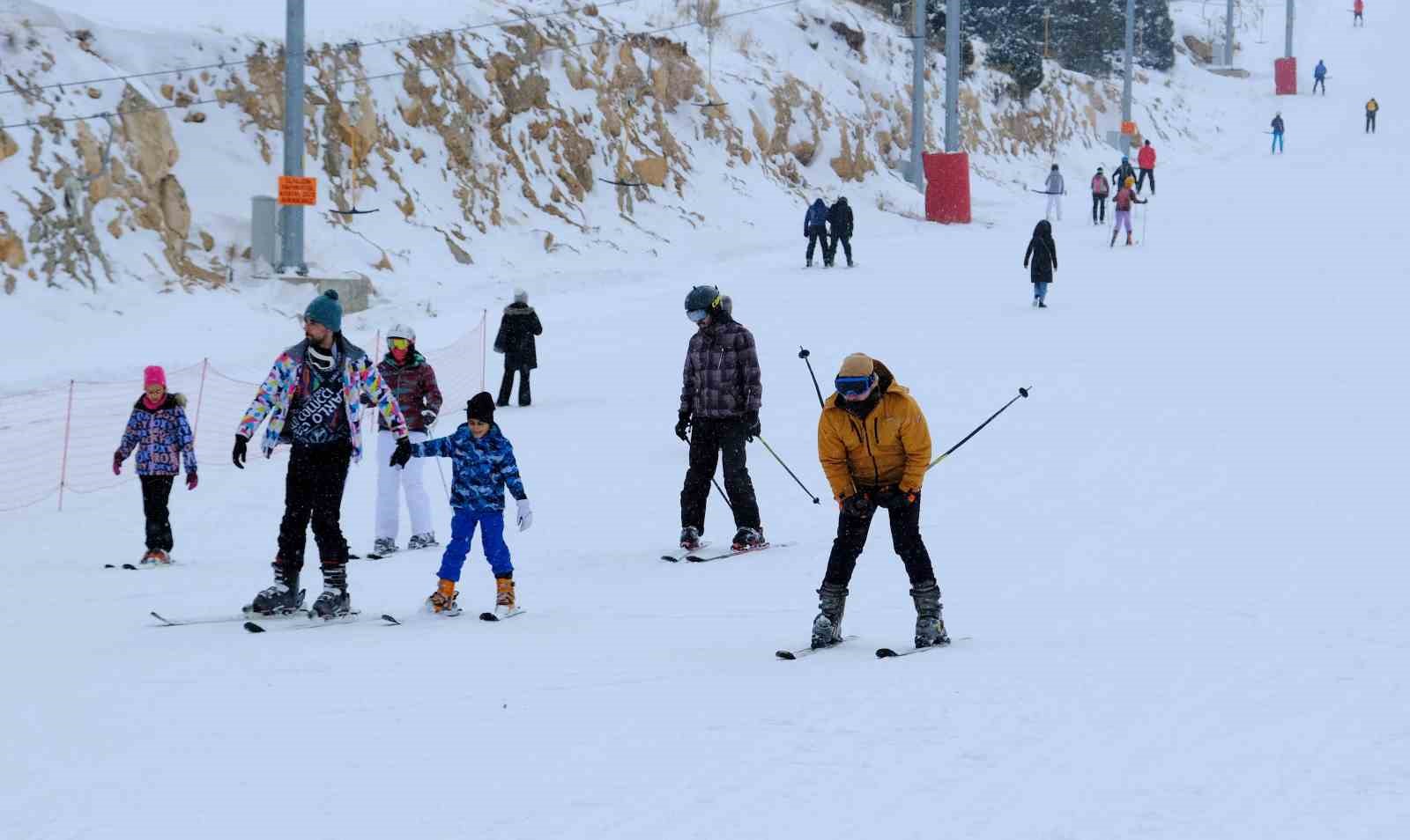 Ergan Dağı Kayak Merkezinde Kayak Sezonu Sürüyor