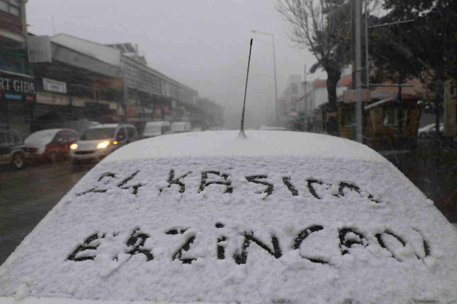 Erzincan Kent Merkezine Mevsimin İlk Karı Düştü, Tipi Hayatı Felç Etti