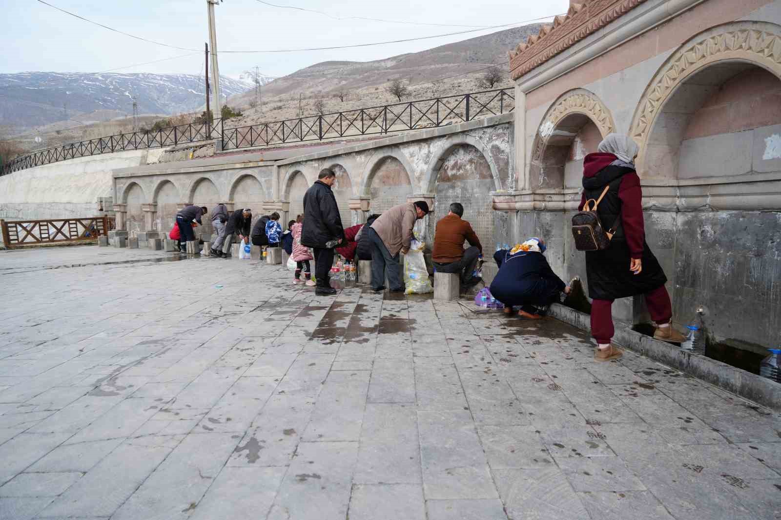 Erzincanlılar Ekşisu İle İftar Açıyor