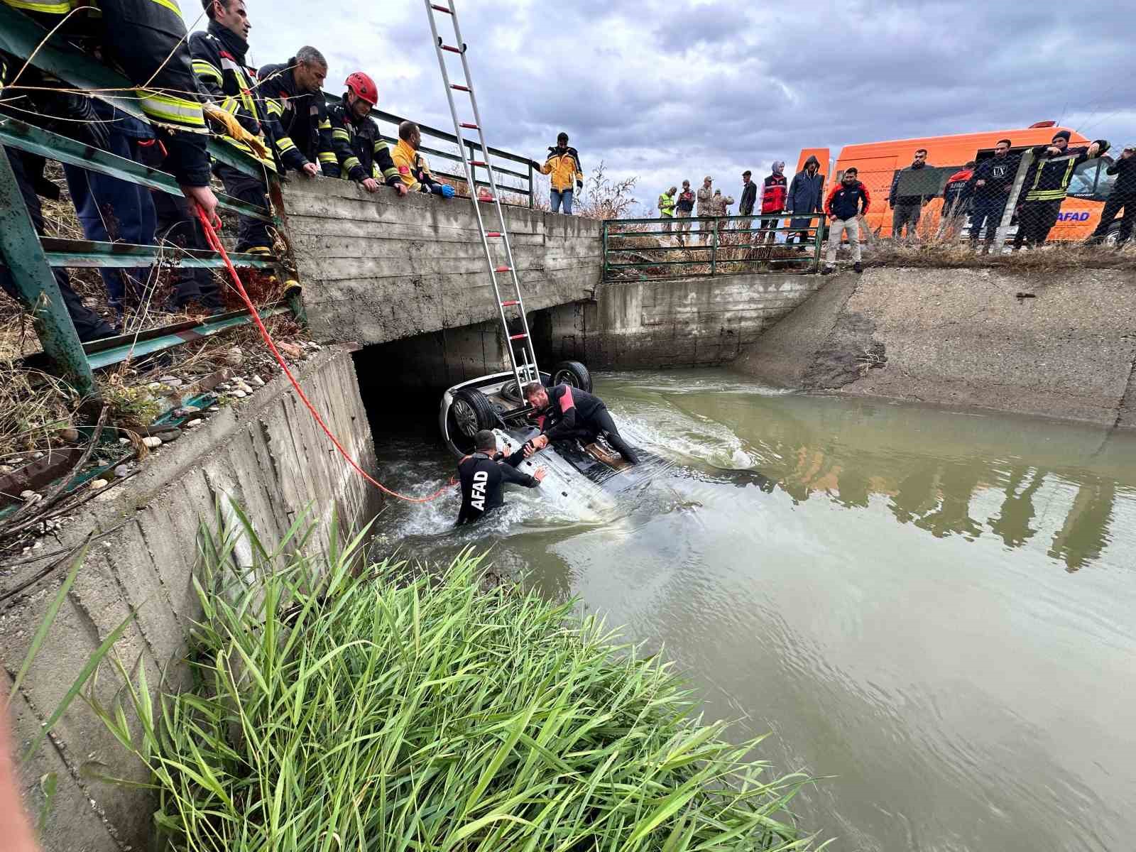 Erzurumda Otomobil Su Kanalına Uçtu: 2 Ölü, 1 Yaralı