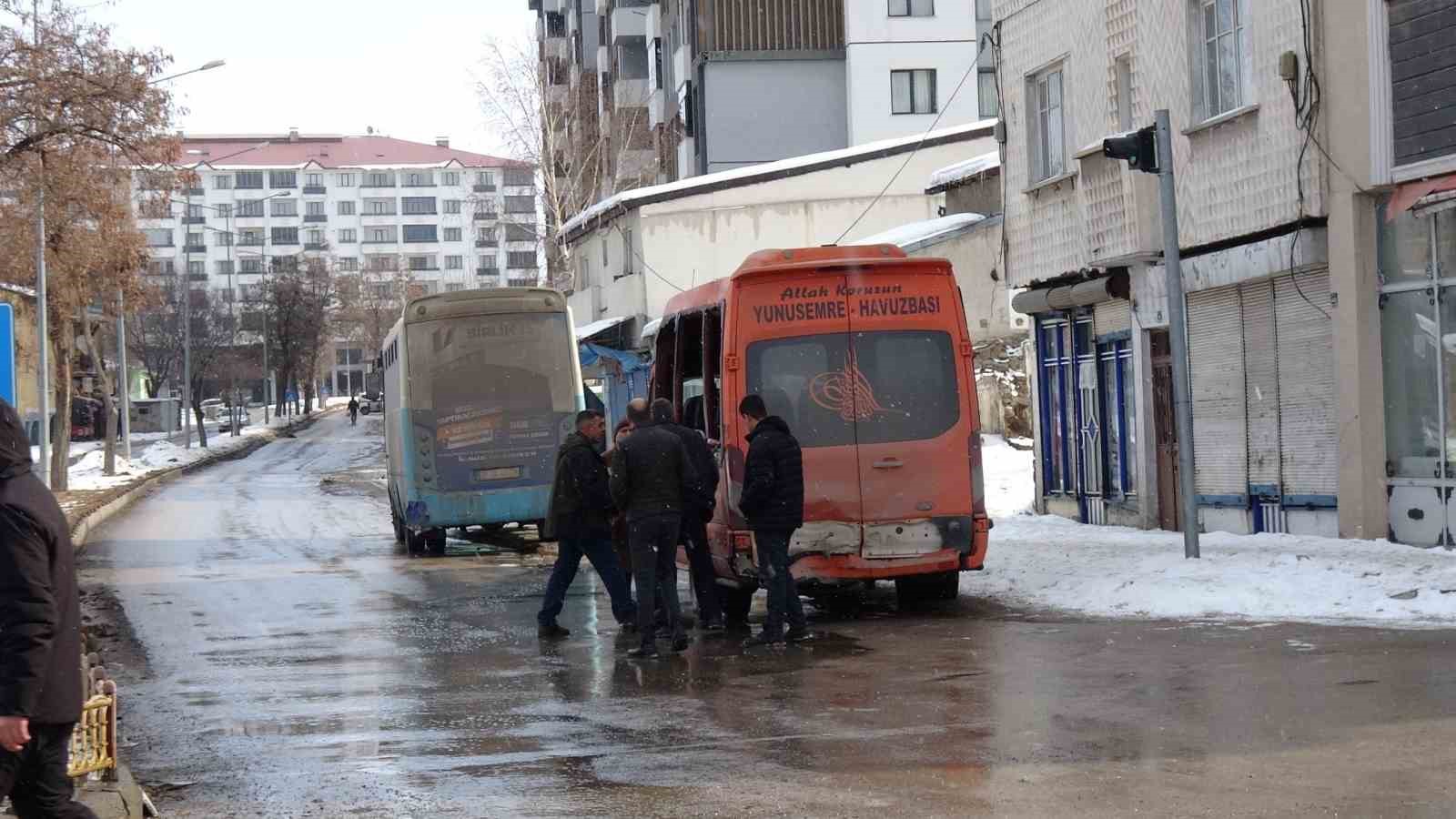 Erzurumda Trafik Kazası; 4 Yaralı