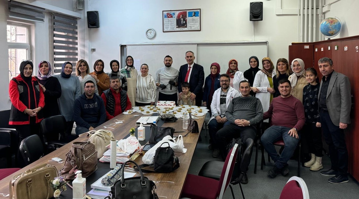 Erzurumlu Tatlıcıdan 1000 Öğretmene Tatlı Ve Pasta İkramı