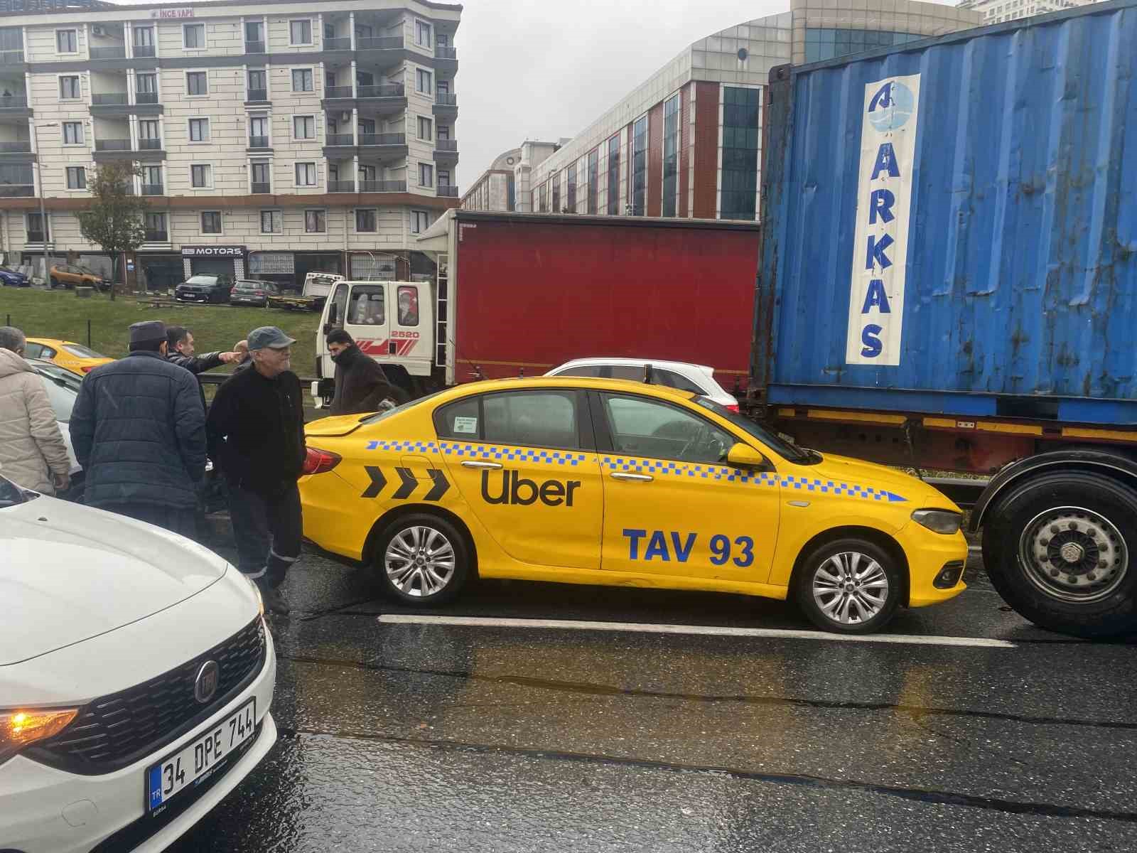 Esenyurt Tem Bağlantı Yolunda Yağmur Sonrası Zincirleme Kaza