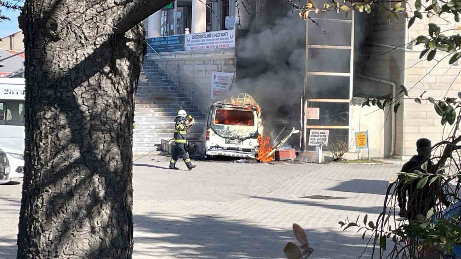 Eskişehirde Faciadan Dönüldü: İçerisinde 4 Çocuğun Bulunduğu Araç Cayır Cayır Yandı