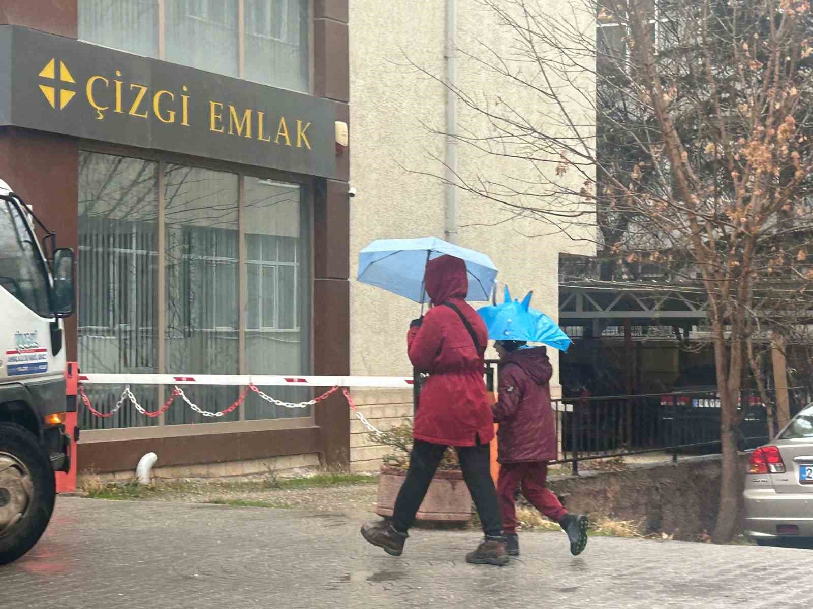 Eskişehirde Sağanak Yağış Etkili Oldu