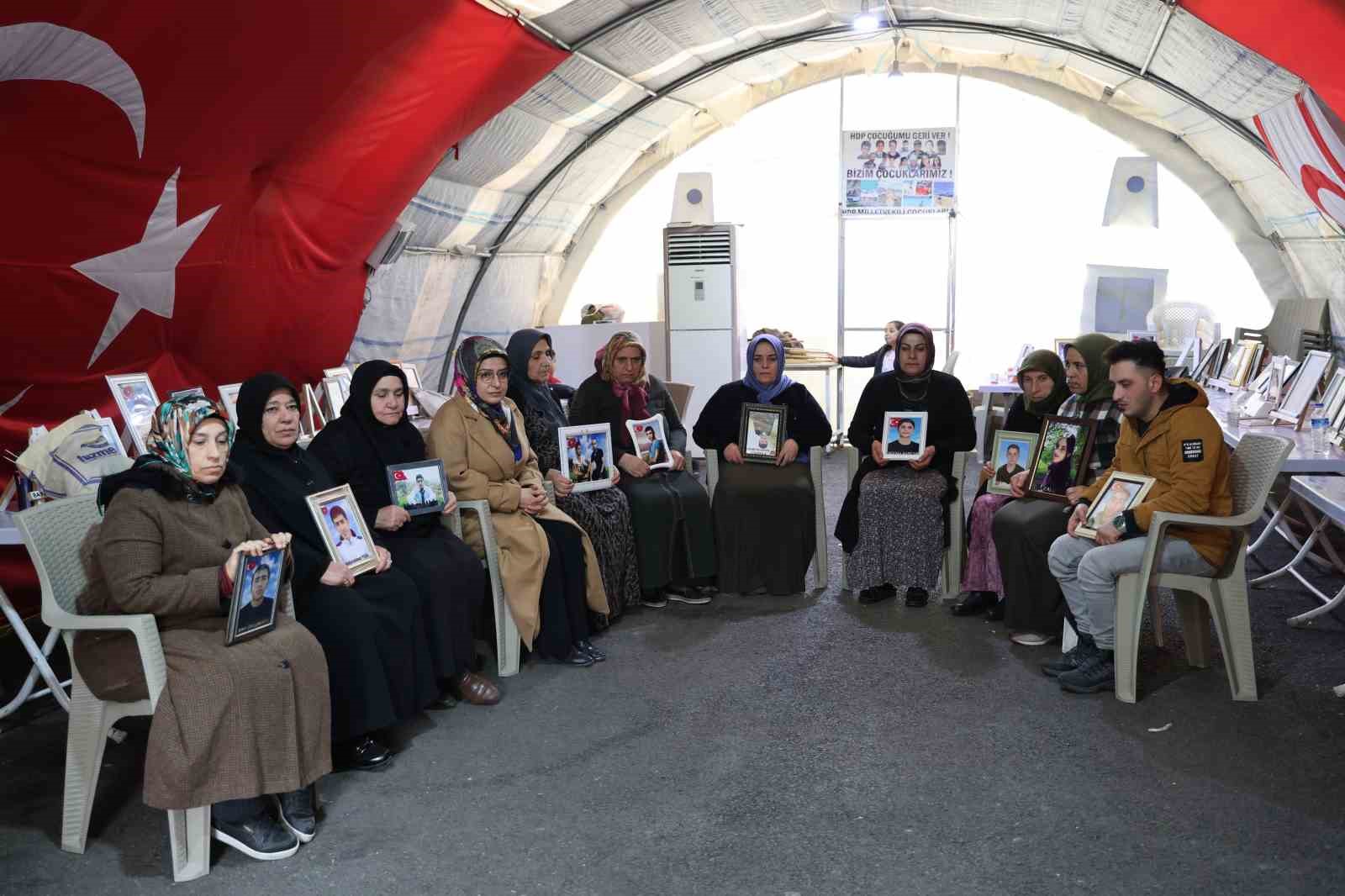 Evlat Nöbetindeki Anne, Regaip Kandilinde Oğlunun Teslim Olduğu Haberini Aldı