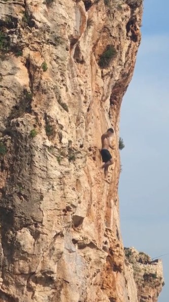 Falezlerden Atlamak İçin Ölümü Göze Aldı