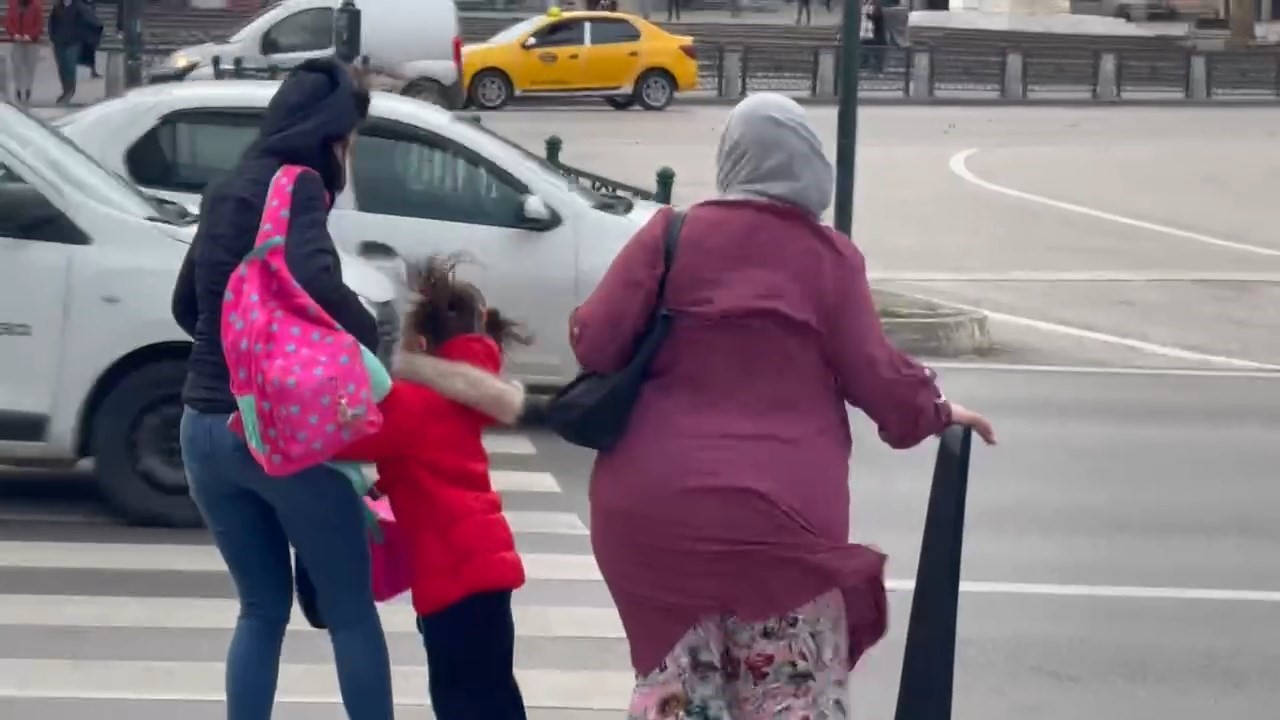 Fırtına Bursada Adeta İnsanları Uçurdu, Kadınlar Ve Çocuklar Zor Anlar Yaşadı