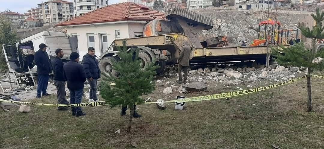 Freni Patlayan Tır Kamu Binasına Çarptı: 2 Yaralı