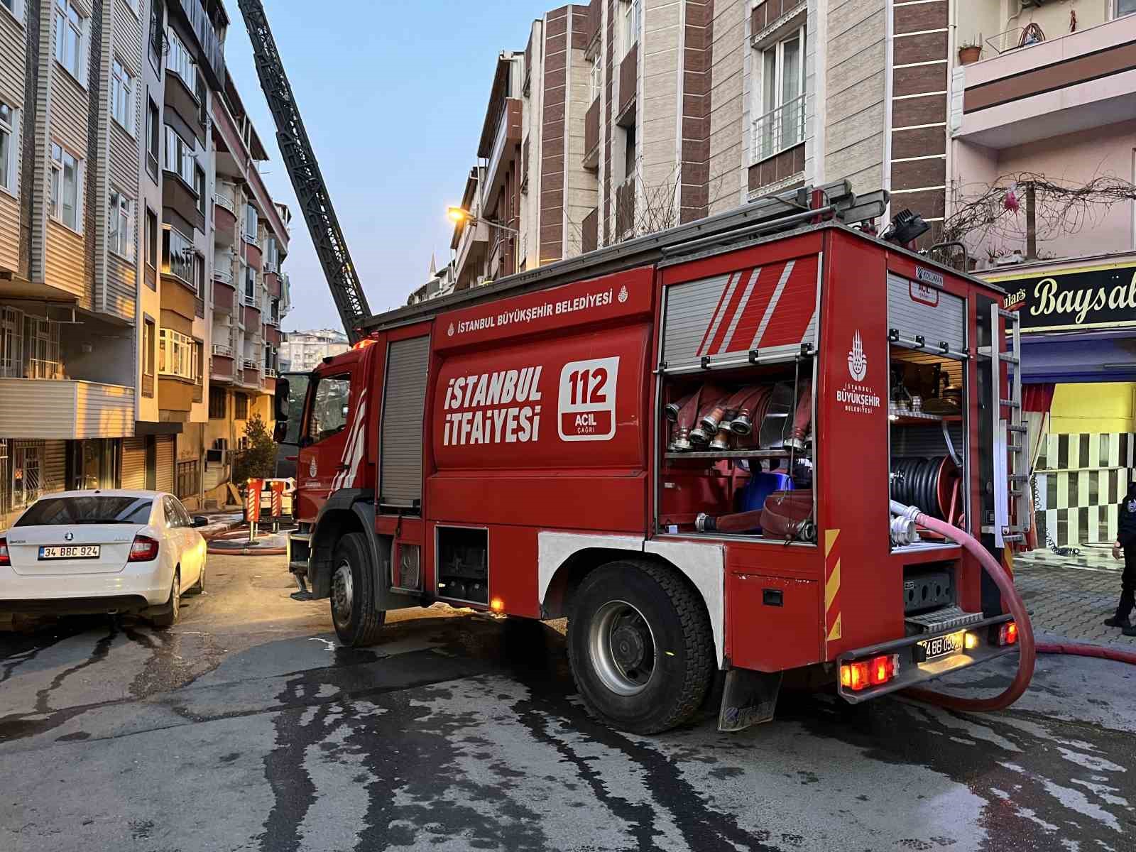 Gaziosmanpaşada Binanın Çatısı Alev Alev Yandı