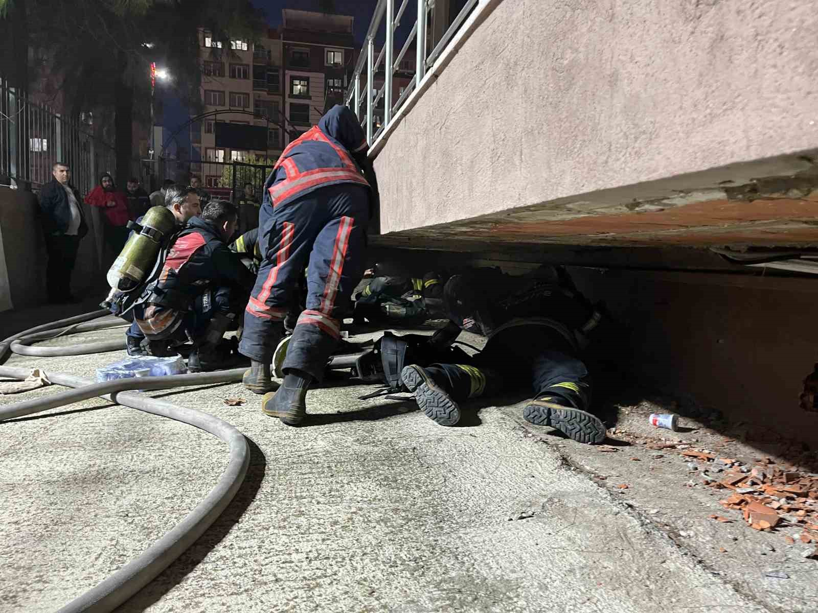 Gelinlik Mağazasında Yangın Çıktı: Mahsur Kalan 2 Kişi Kurtarıldı