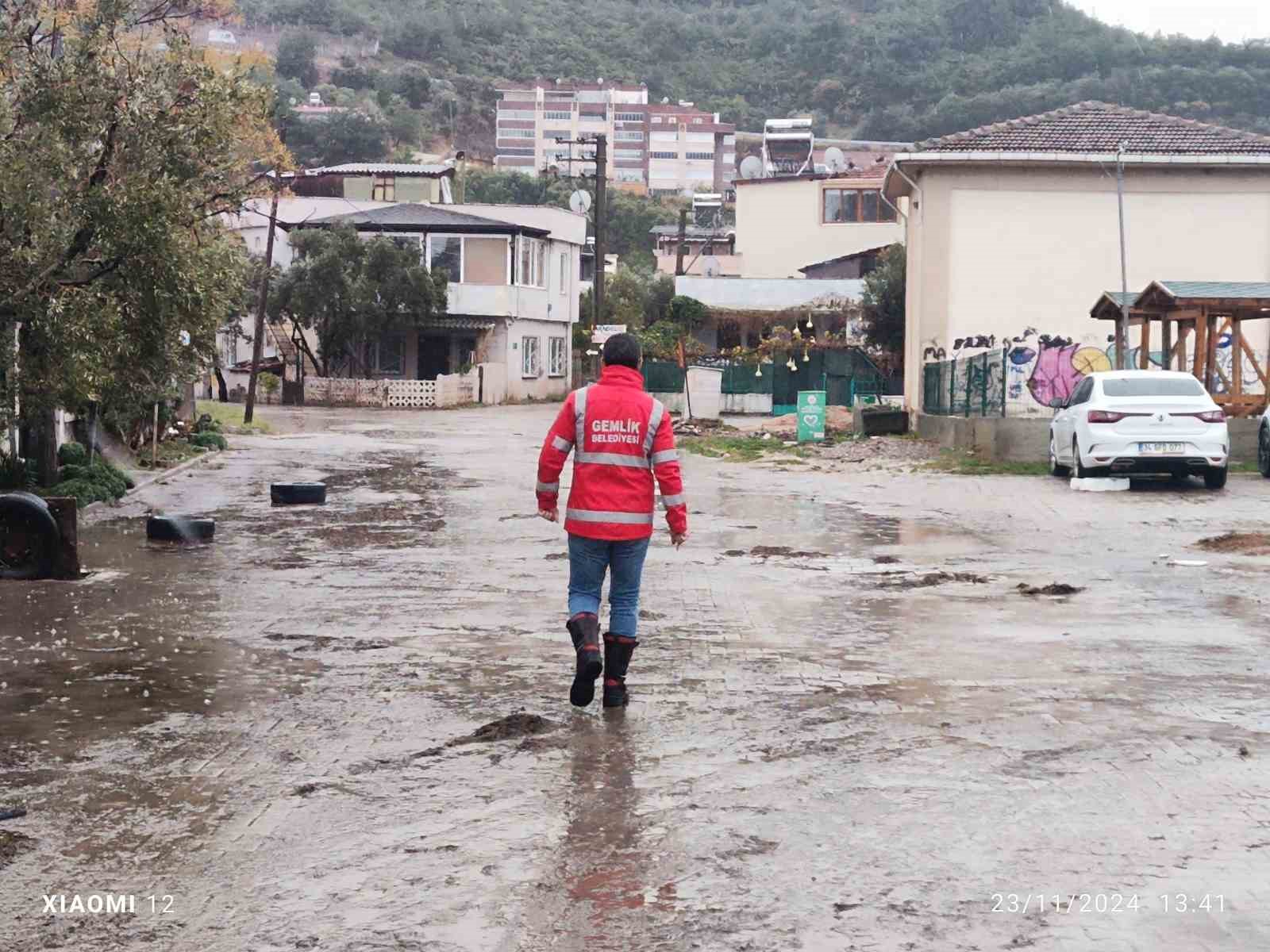 Gemlikte Sağanak Taşkınına Başkan Müdahalesi