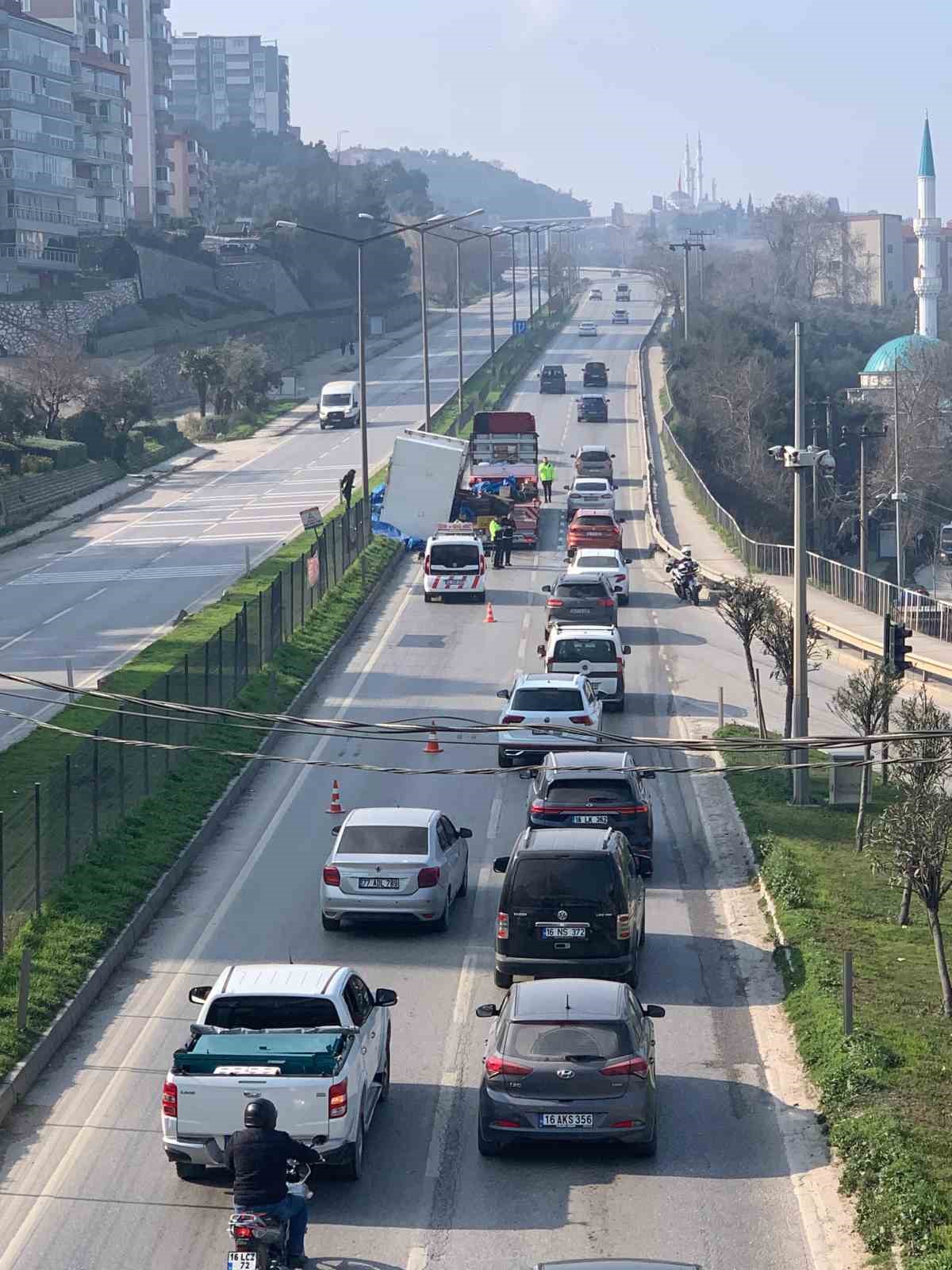 Gemlikte Tırın Üzerindeki Makine Yola Devrildi