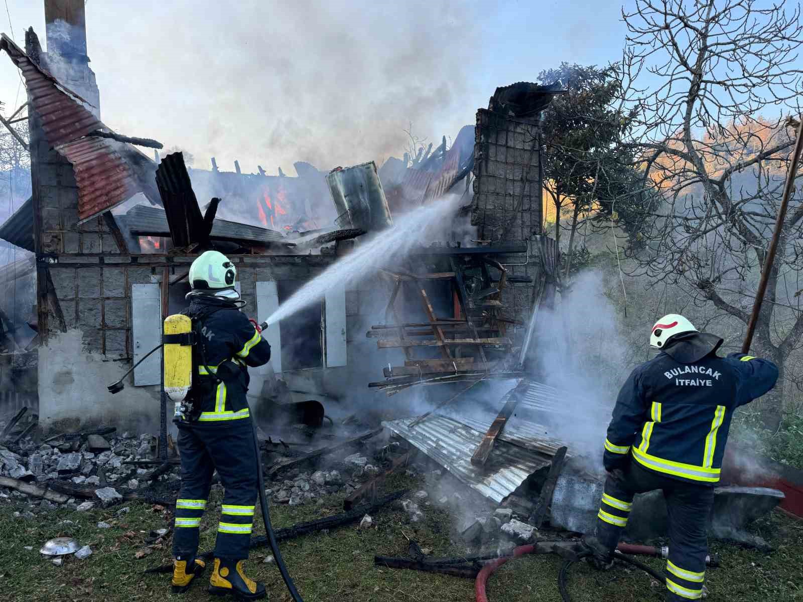 Giresunda Ev Yangını: 1 Ölü, 1 İtfaiye Eri Hastaneye Kaldırıldı