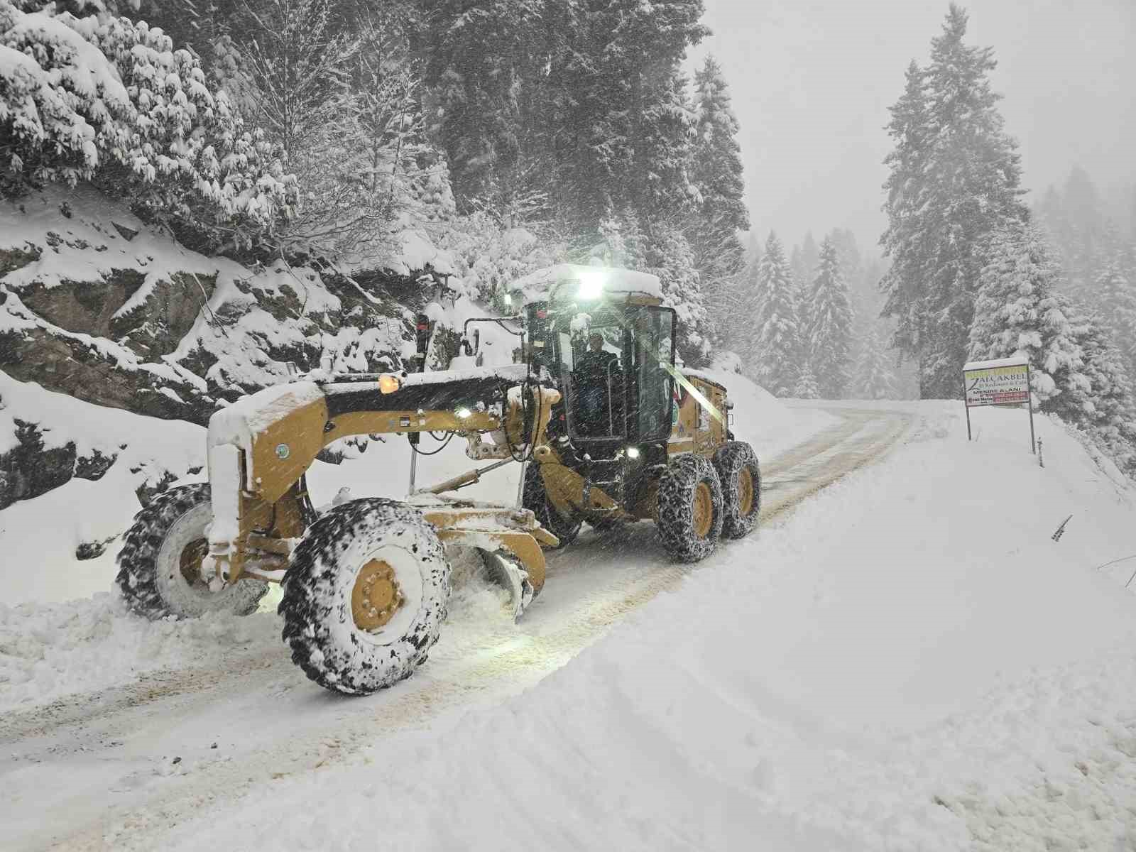 Giresunda Kar Görmek İçin Yaylalara Çıkan Vatandaşlar Ekiplerin Çalışmalarını Zorlaştırıyor