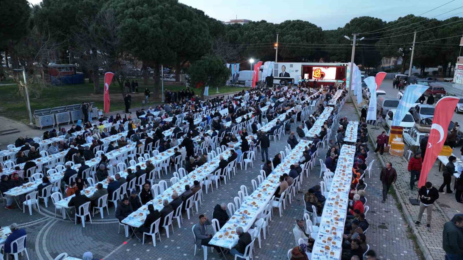 Gömeçte Balıkesir Büyükşehir Belediyesinin İftarına Vatandaş Akını