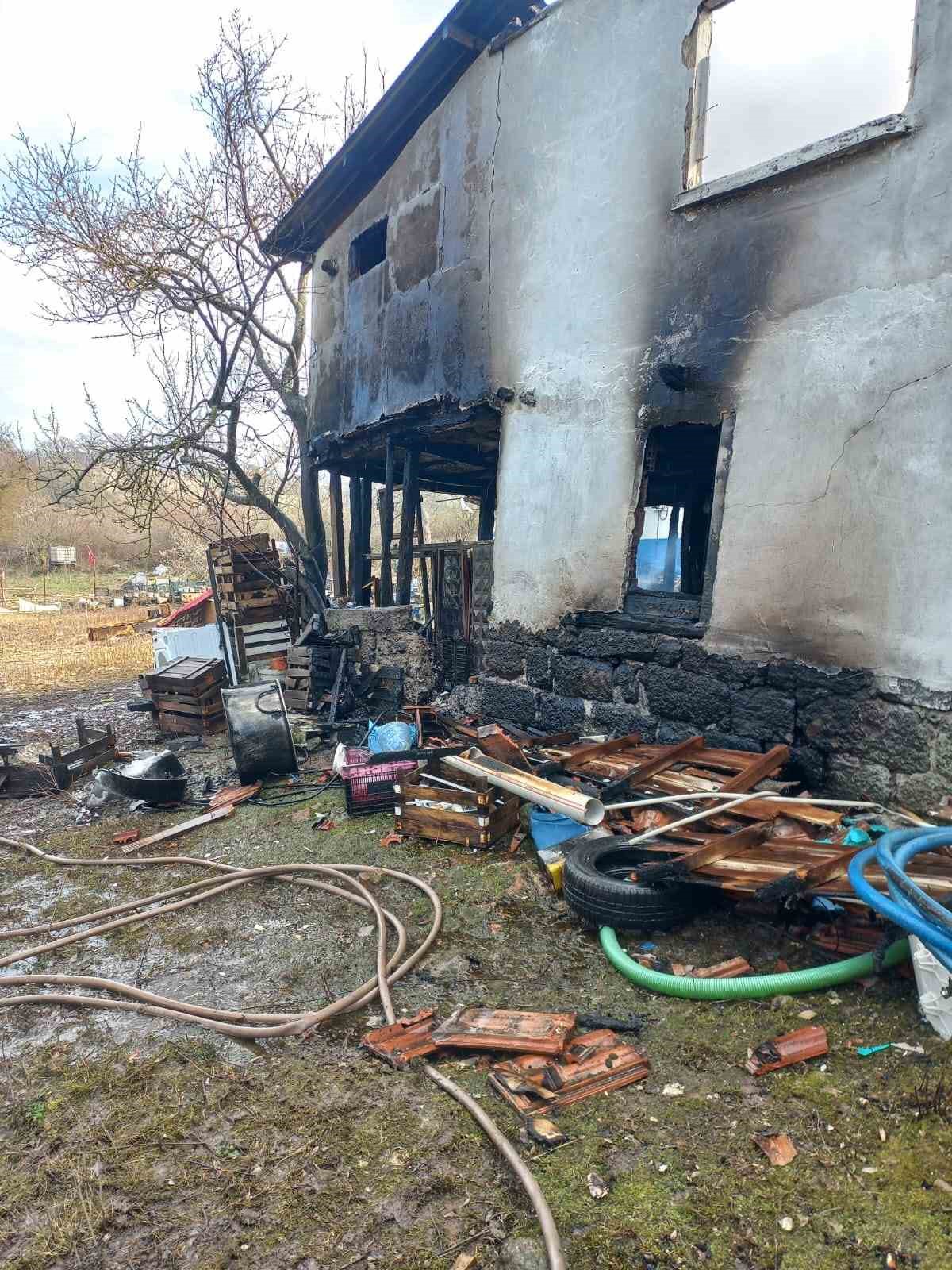 Gönende Ahşap Ev Alevlere Teslim Oldu