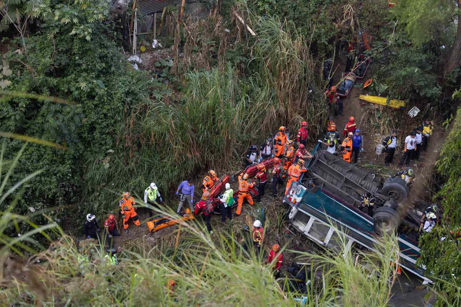 Guatemalada Yolcu Otobüsü Köprüden Düştü: 51 Ölü