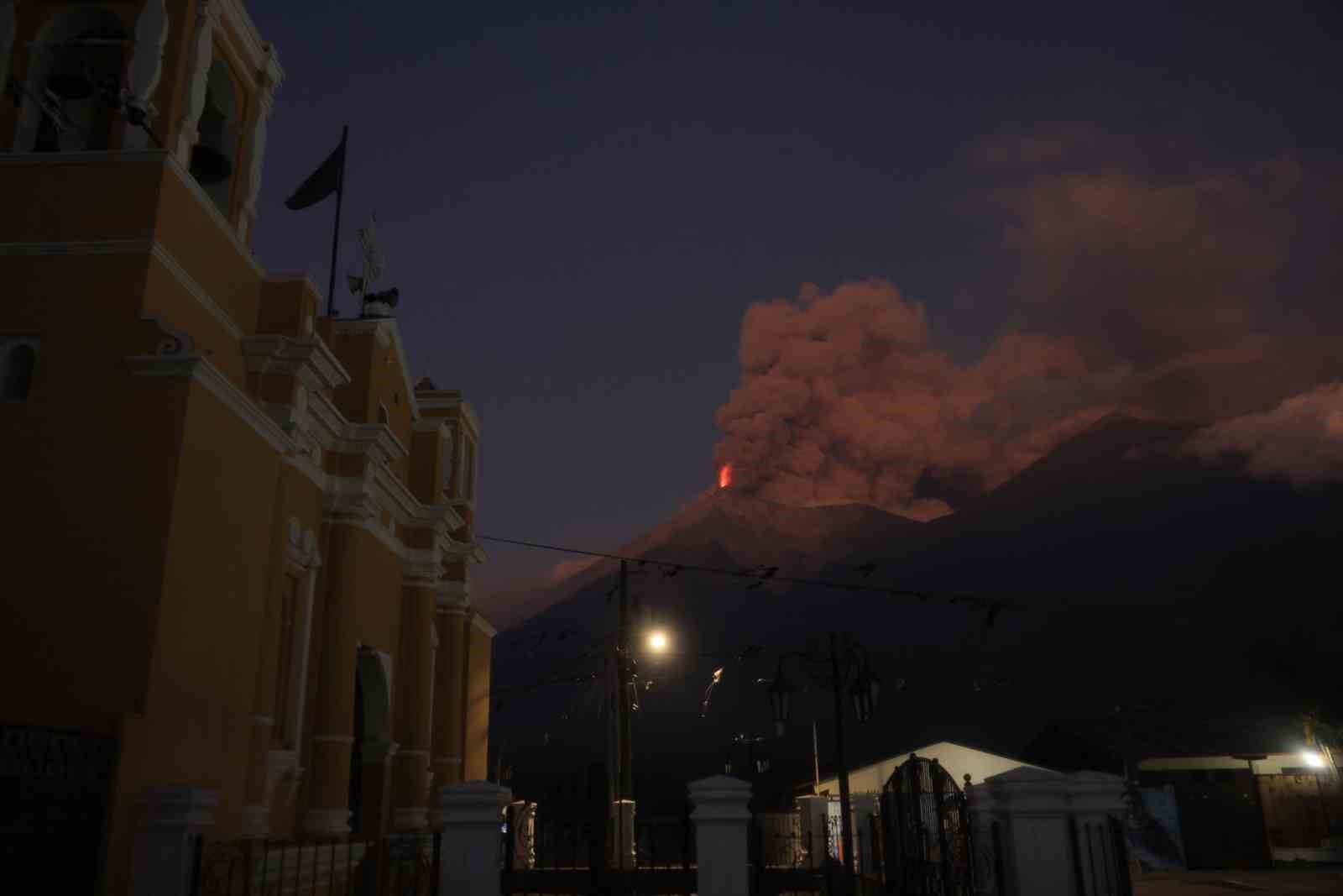 Guatemaladaki Fuego Yanardağında Patlama Meydana Geldi