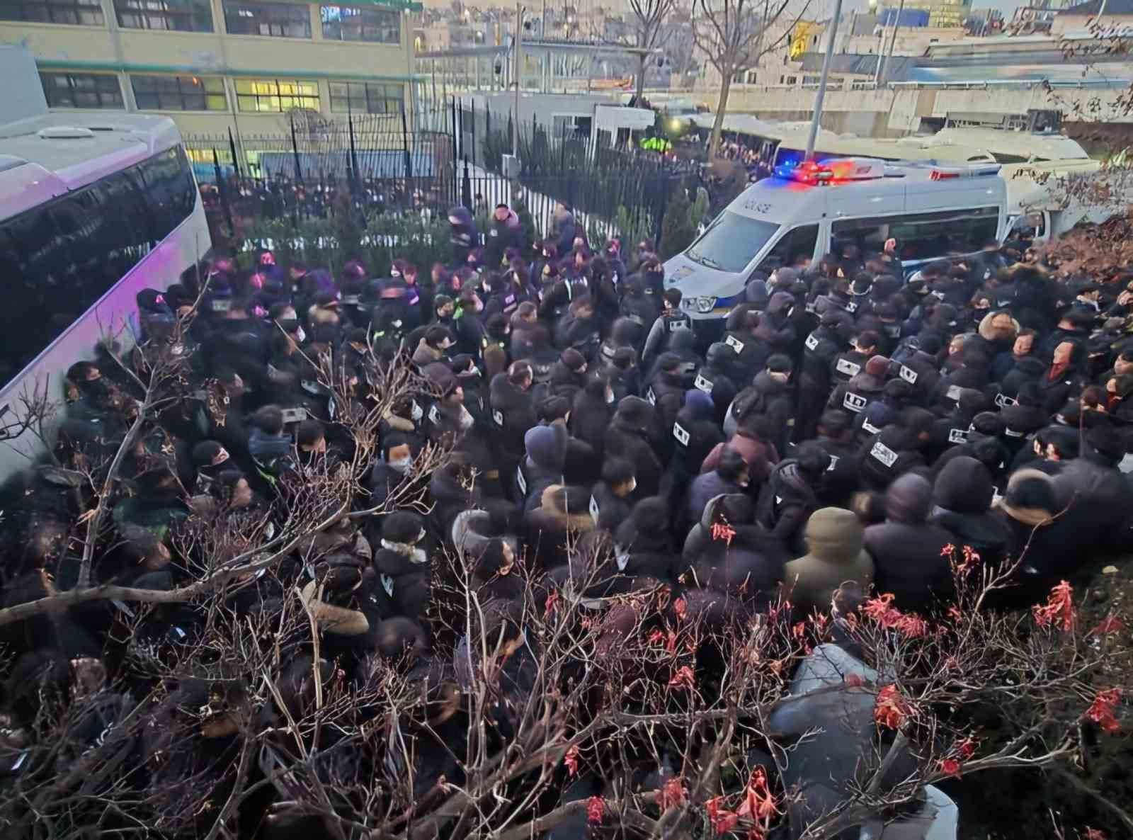 Güney Kore Devlet Başkanı Yoon, Sıkıyönetim Soruşturması Kapsamında Tutuklandı