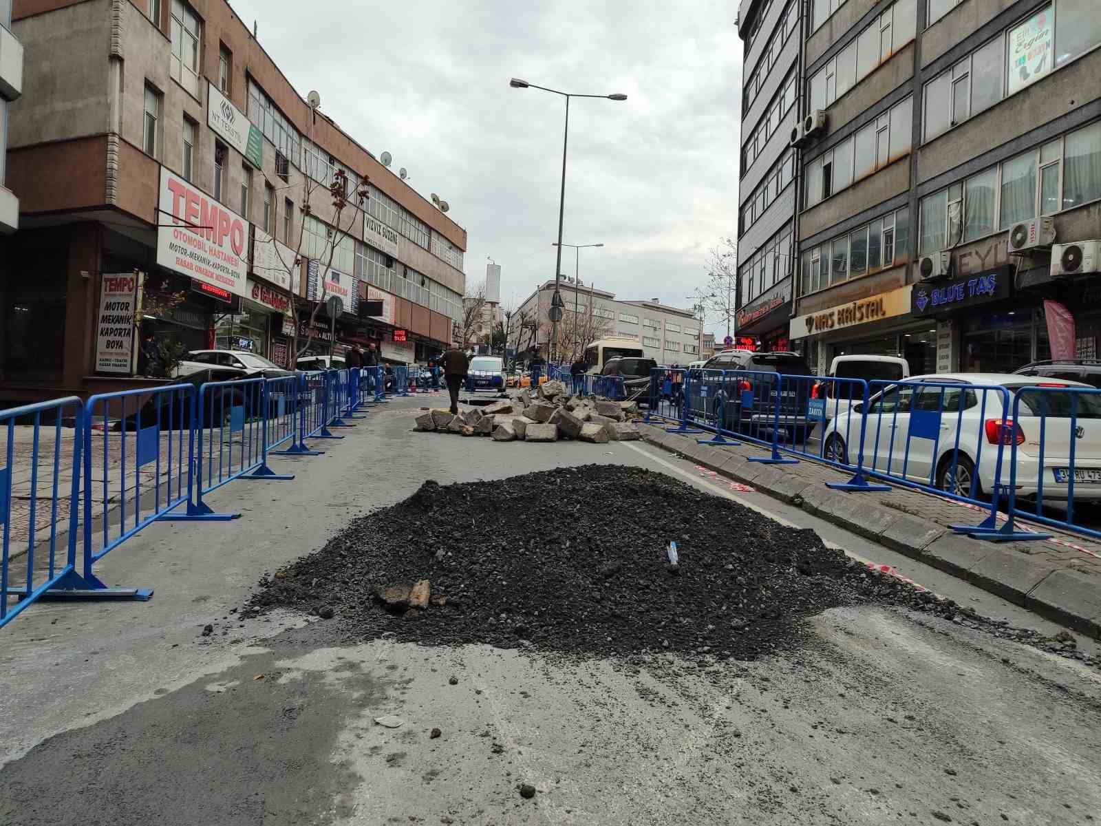 Güngörende Çöken Yol Hala Trafiğe Açılmadı, Esnaf Mağdur Oldu