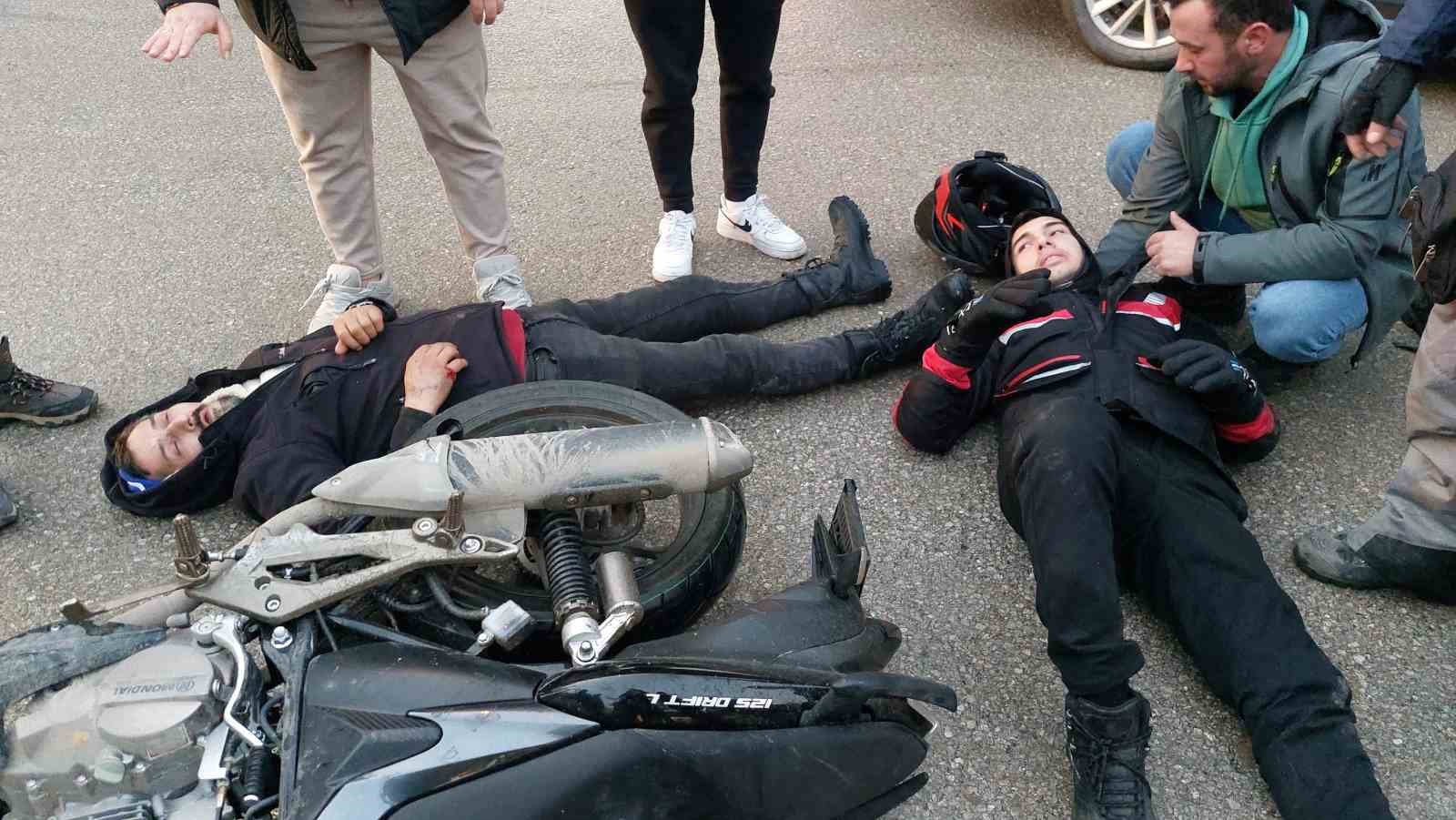 Hafif Ticari Araç İle Motosiklet Çarpıştı: 2 Kişi Yaralandı