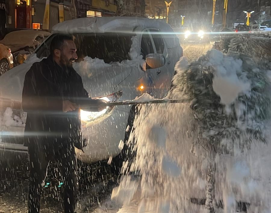 Hakkari Belediyesinin Kar Timleri Görev Başında